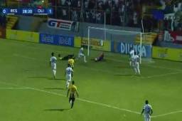 Terrible el fallo de Jorge López frente al marco de Edrick Menjívar.