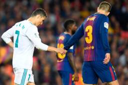 Cristiano Ronaldo y Piqué se saludaron durante el Clásico.