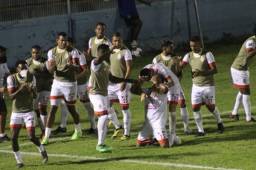 El delantero Rony Martínez celebra su anotación ante el Vida en el Torneo Clausura 2021. Foto: Edgar Witty