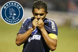 El eterno capitán del Motagua, besando el escudo en uno de los últimos partidos que jugó con el cumpleañero.