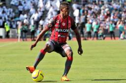 El defensor hondureño Brayan Beckeles está jugando de titular con el Necaxa que está enfrentando a Lobos Buap. Foto cortesía Necaxa