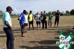 Anthony Torres en la charla previa al entrenamiento junto a su cuerpo técnico.Foto: Platense FC.