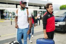 El entrenador del Marathón, Héctor Vargas, junto a Yustin Arboleda cuando llegaban a San Pedro Sula tras perder contra Comunicaciones. Fotos A. Izaguirre