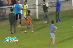 Momentos en que se daba la pelea en el estadio del Lepaera FC.