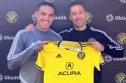 El tico David Guzmán posando con la camisa del Columbus Crew.