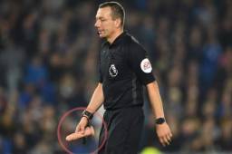 Un juguete sexual fue lanzado desde las graderías y el árbitro tuvo que retirarlo.