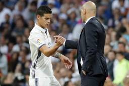 Zidane felicitando a James Rodríguez en el partido ante el Sevilla.