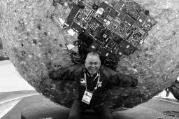 El entrenador del equipo olímpico de boxeo de Samoa, Lionel Elika Fatupaito, murió el 26 de julio en la Villa Olímpica después de sufrir un paro cardíaco.