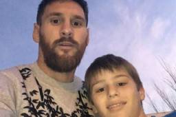 Messi junto a Felipez, el aficionado que se coló en su cumpleaños.