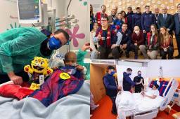 La plantilla del Barcelona reparte cariño y regalos entre los niños hospitalizados