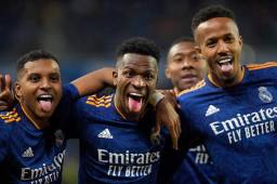 Rodrygo y Militao celebran el primer tanto del Real Madrid que fue obra de Vinicius Jr.