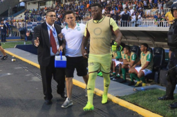 El guardameta John Bodden fue expulsado por agredir a Matías Galvaliz y ha recibido tres partidos de castigo.