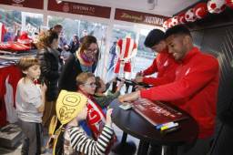 Choco Lozano y los jugadores del Girona compartieron con su afición previo al juego con Real Madrid. Foto Diari de Girona