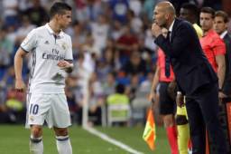 Zidane dirigiendo a James en uno de los partidos de la temporada.