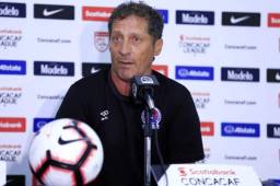 Pedro Troglio advierte de lo peligroso que es Saprissa de media campo hacia arriba, sabe que deben ser muy compactos en la zaga. Fotografía: Moisés Valenzuela