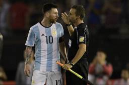 Lionel Messi se molestó contra uno de los lineas en el partido frente a Chile.