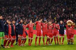 El Bayern celebró con su afición la clasificación a la siguiente ronda del torneo.