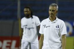 El entrenador Horacio Londoño cuando dirigía a Honduras Progreso en la Liga Nacional de Honduras. Ahora yace en el Real Sociedad.