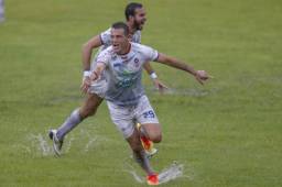 El estratega se fue hacia un compañero festejó, y al final se lanzó a un pozo que tenía el terreno de juego.