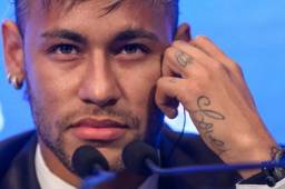Neymar durante su presentación oficial con el PSG.