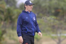 Pedro Troglio le pidió a Michaell Chirinos que le de seguridad si se quedará. Fotos Ronald Aceituno.