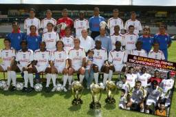 La plantilla completa del Olimpia que consiguió el primer tricampeonato para la institución.