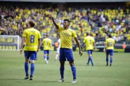 Choco Lozano celebrando una de sus anotaciones ante Huesca. Cortesía: Cristo García.
