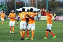 El delantero Alberth Elis (17) celebrando el triunfo con el mexicano Erick 'El Cubo' Torres y Romell Quioto. Foto cortesía Houston Dynamo