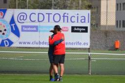 Bryan Acosta cuando se abrazaba con José Luis Oltra su entrnador.