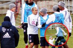 James tuvo que ser apartado por los demás jugadores del Bayern.