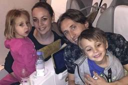 Luka Modric junto con su familia.