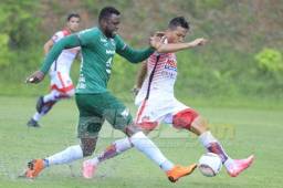 El delantero Yustin Arboleda (Marathón) presiona en la zona baja ante la marca de Carlos Meléndez (Vida).