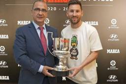 Lionel Messi recibiendo su octavo Pichichi al mejor goleador de la Liga de España 2020-21.
