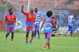 Jamal Charles anotó uno de los goles del triunfo del Vida ante el Victoria.