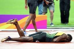 Usain Bolt tirado en la cancha del estadio Olímpico de Londres después de lesionarse en el cierre de los 4x100 metros. Foto AFP