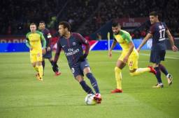 Paris Saint-Germain's Brazilian forward Neymar controls the ball during the French L1 football match between Paris Saint-Germain (PSG) and Nantes (FCN) at the Parc des Princes stadium in Paris on November 18, 2017. / AFP PHOTO / Bertrand GUAY