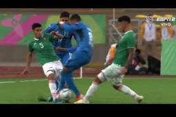 En una disputa de balón, Kervin Arriaga le dio un pisotón a Aldo Cruz y lo mandó a enfermería.