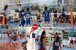 Mucho talento se desplegó en la primera jornada del campeonato de voleibol.