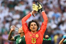 Guillermo Ochoa tuvo una gran actuación en su debut en Rusia.
