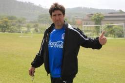 El entrenador del Olimpia, Héctor Vargas, tiene asegurado su puesto en el cuadro capitalino pase lo que pase en las semifinales contra Motagua. Foto archivo DIEZ
