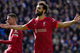 Liverpool derrota al Brighton y le mete presión al Manchester City por el liderato de la Premier League