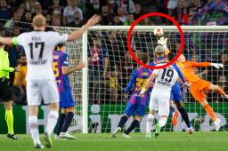 ¡La colgó del ángulo! Así fue el brutal golazo de Rafael Santos Borré que eliminó al FC Barcelona de la Europa League