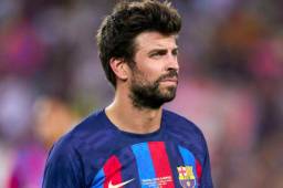 Primera imagen de Piqué besando públicamente a su novia Clara.