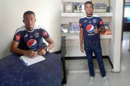 El volante Walter Martínez estampó su firma hoy con Motagua y ya se puso la camisa azul. Es el primer fichaje del campeón para el Apertura 2017. Foto @Motaguacom