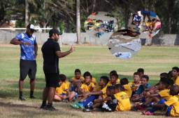 El entrenador Mikey Brower durante su charla técnica a las categorías U10 y U12 del Victoria.