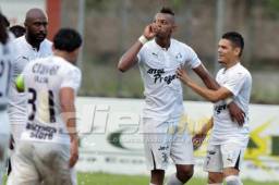 El delantero Henry Martínez silenció el estadio Francisco Martínez de Tocoa y le dio tres puntos al Honduras Progreso. Foto Javier Rosales