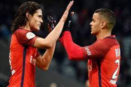 Cavani festejando junto a Ben Arfa.
