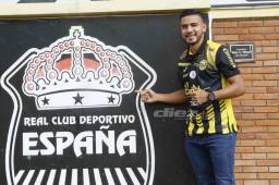 El mediocampista Alejandro Reyes posando con la camisa del Real España en su primer día como aurinegro. Fotos Neptalí Romero