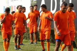 Los jugadores habituales del Real España se reunieron con los directivos por varios minutos para hablar de los malos resultados.