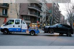Momento en que la grúa municipal retira el Audi de Coutinho por dejarlo mal estacionado mientras junto asu familia y amigos conocían la Sagrada Familia.